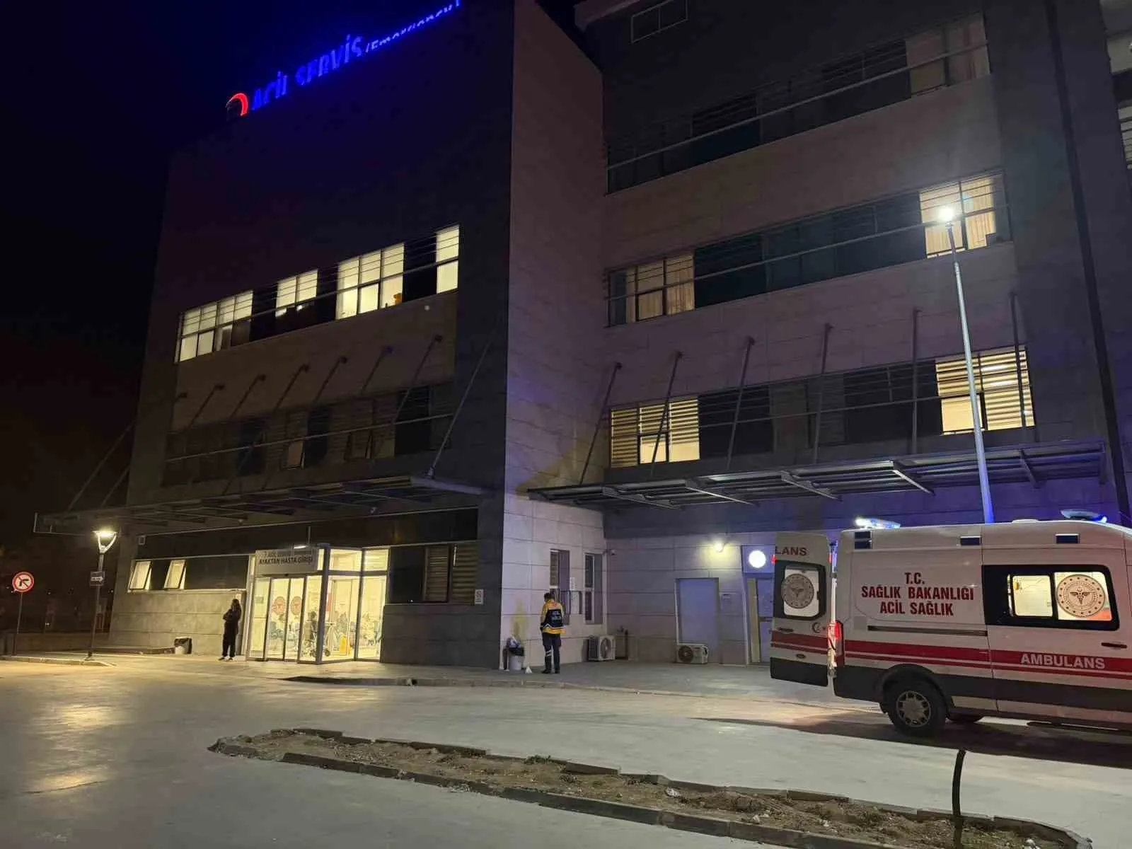 Menderes'te otobüs durağında acı bilanço: Karşıya geçmek isteyen aileye araç çarptı