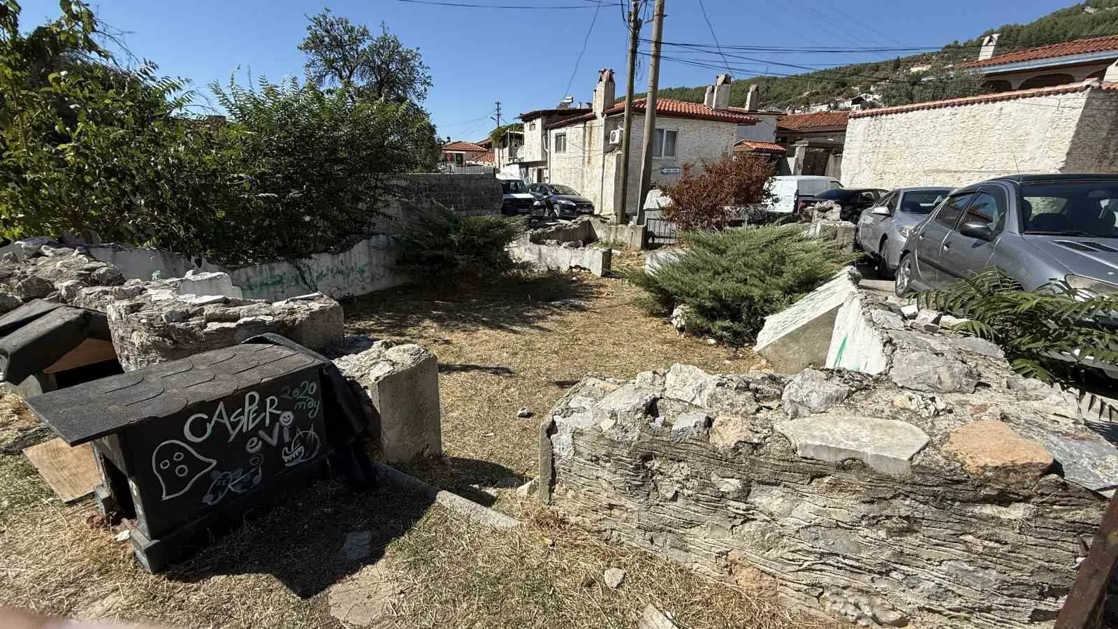 Muğla’nın manevi emaneti kaderine terk edildi: Tarihi Üç Erenler Türbesi çöp yığınları arasında