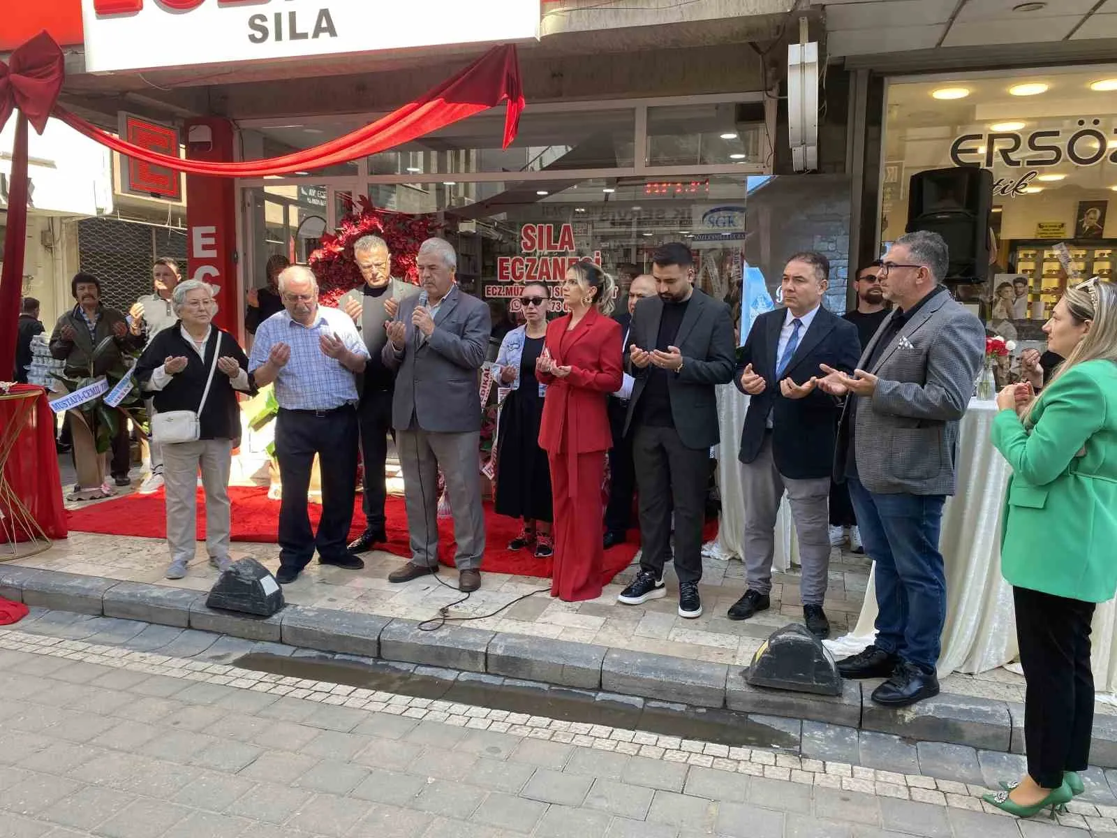 Eczane açılışında yürek burkan veda: Başhekim babasına verdiği sözü tuttu