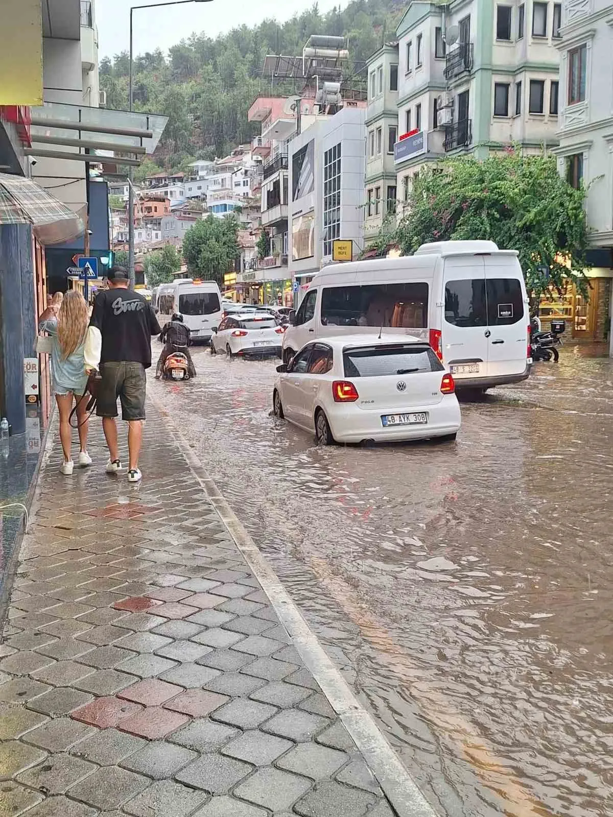 Fethiye'de sağanak paniği: Halk Evi'nde mahsur kaldılar