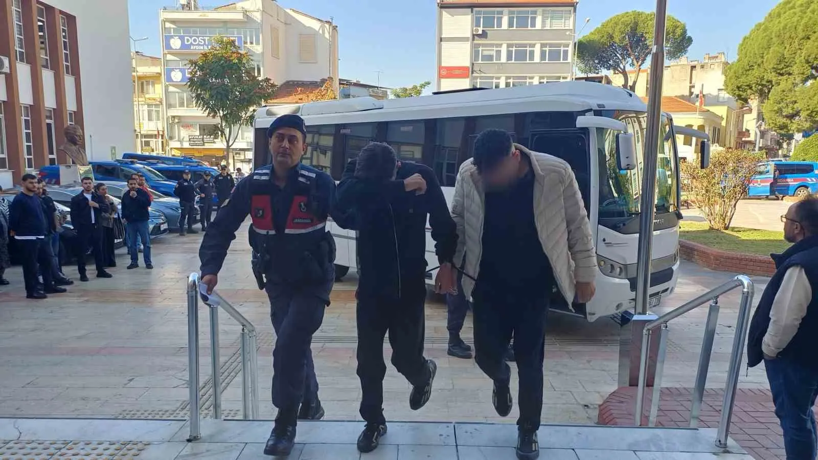 Aydın'da zehir tacirlerine yönelik dev operasyon: 71 gözaltıdan 3'ü cezaevini boyladı