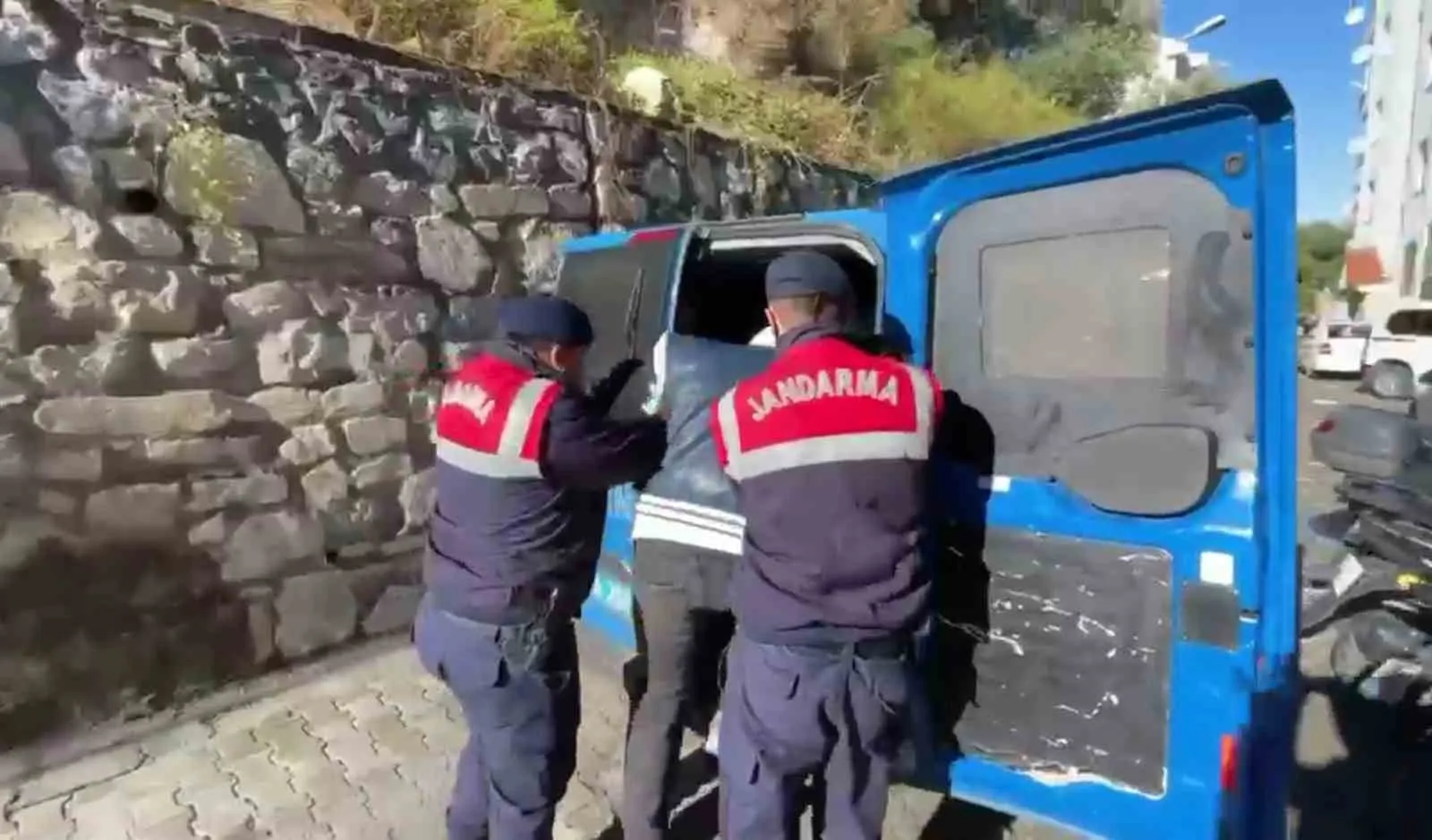 Kuşadası’nda şafak operasyonu: Zehir tacirlerine büyük darbe