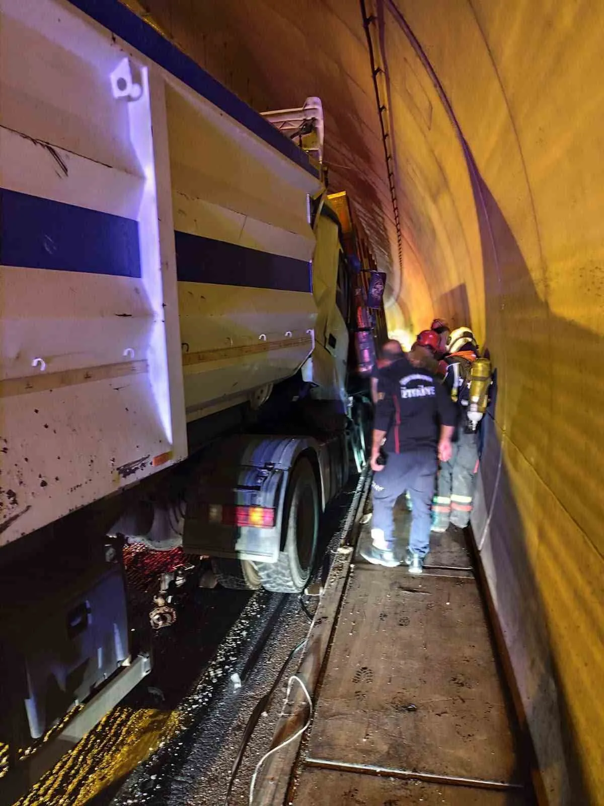 Selatin Tüneli'nde tırların karıştığı kaza trafiği kilitledi