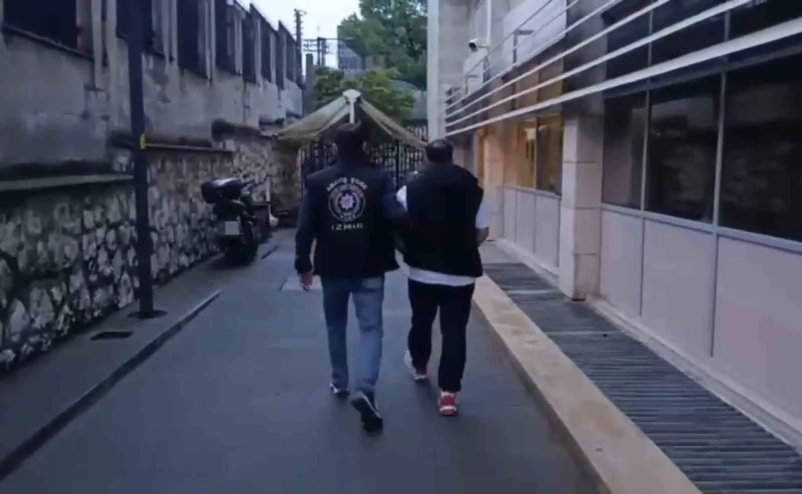 İzmir'de suç dünyasına ağır darbe: 158 polisle 74 adrese şafak baskını
