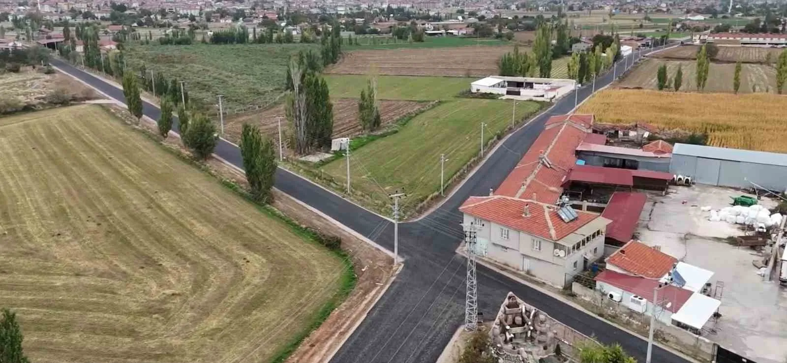 Bolvadin’de kronikleşen yol çilesi tarih oldu: Çiftlik yolları ilk kez asfaltla tanıştı