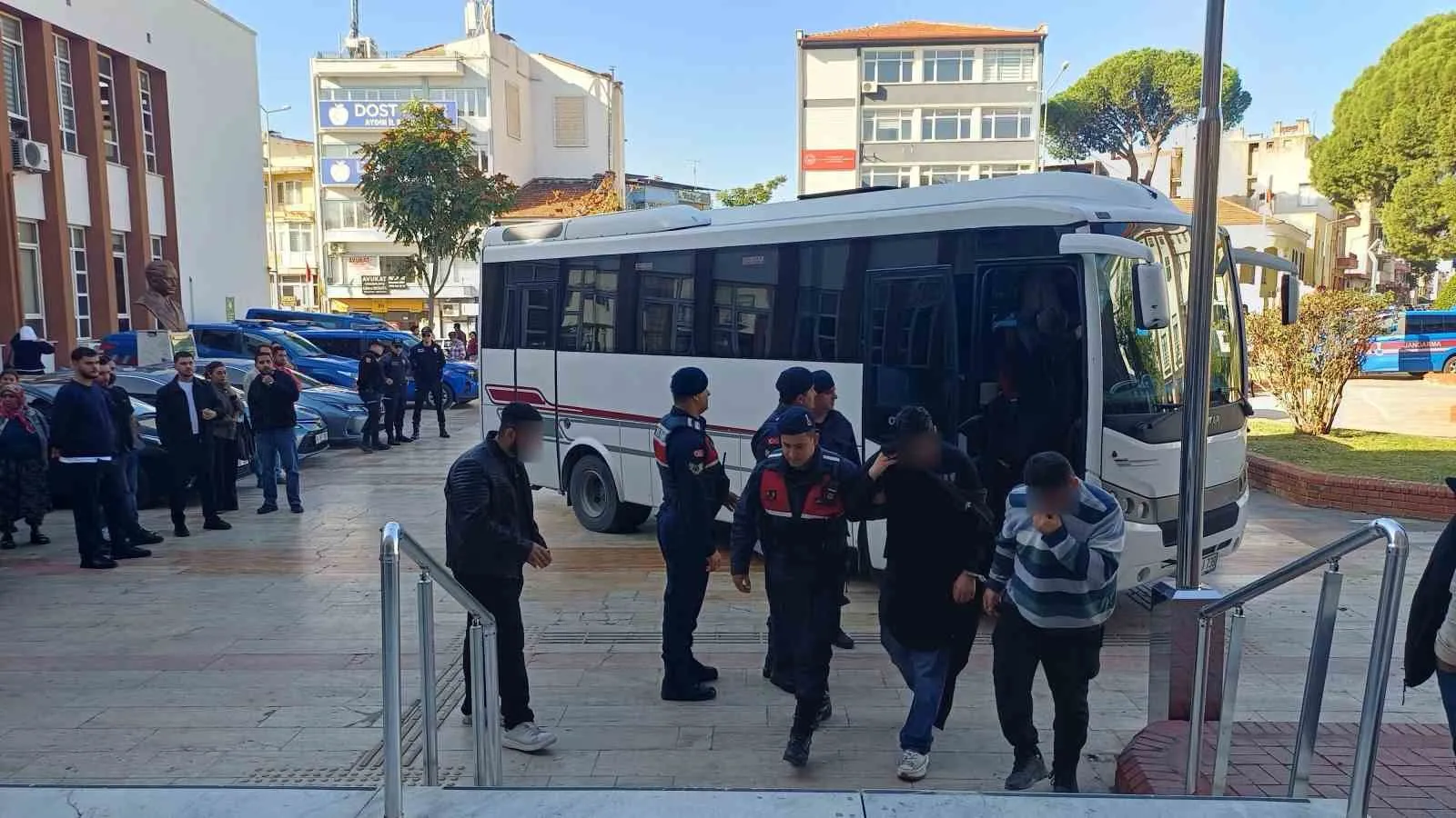 Aydın'da zehir tacirlerine yönelik dev operasyon: 71 gözaltıdan 3'ü cezaevini boyladı