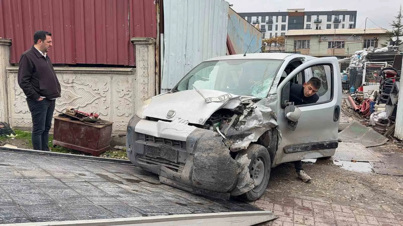 Afyonkarahisar’da dehşet anları: Vinç çarptı, araç hurdalığa uçtu