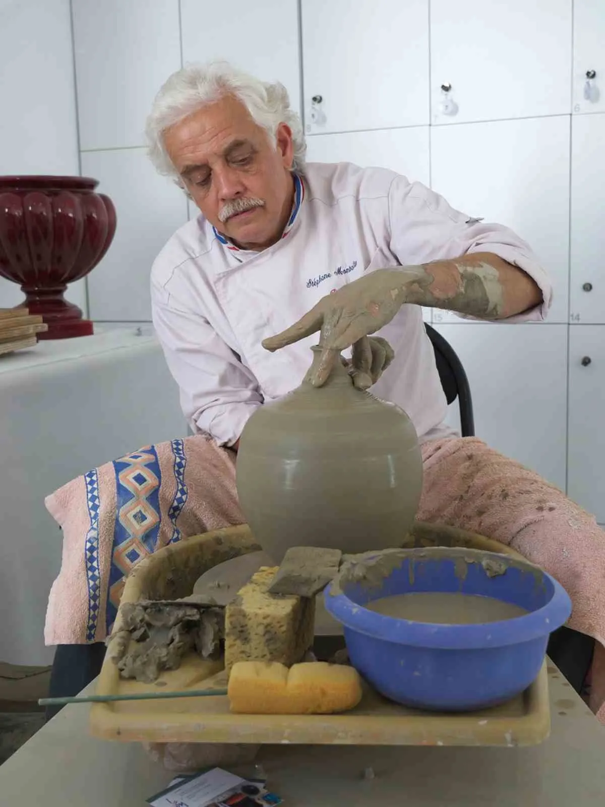 Fransız sanatçıdan dünyaya çağrı: Çömlekçilikte Menemen modelini inceleyin