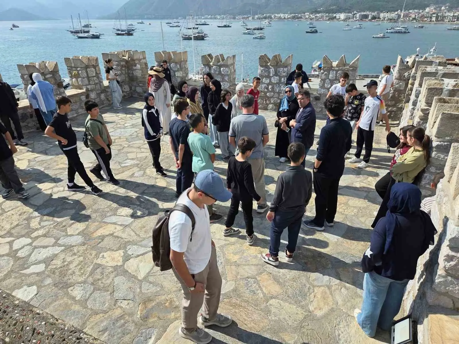 Alanyalı öğrencilerden Marmaris’e kültür yolculuğu: Tarihi kale rehberleri Kaymakam Kaya oldu