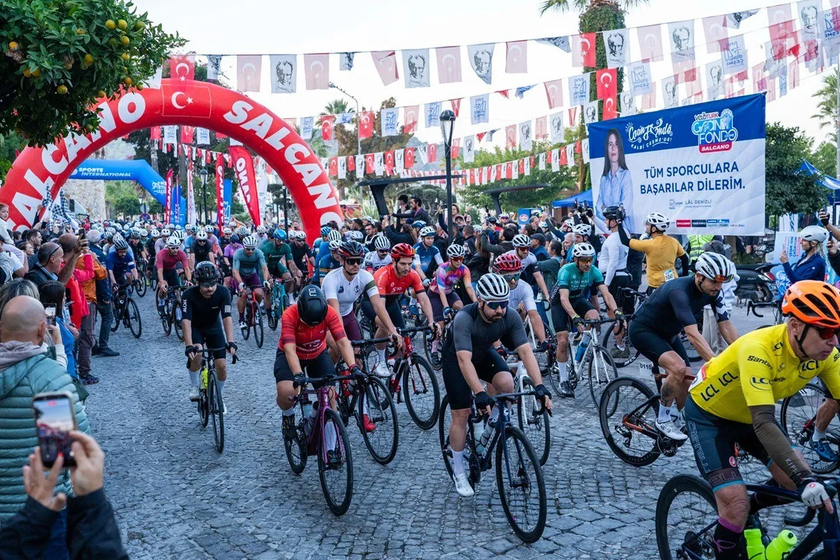Çeşme’de bisiklet şöleni: 10’uncu yıl heyecanı rekor katılımla taçlandı