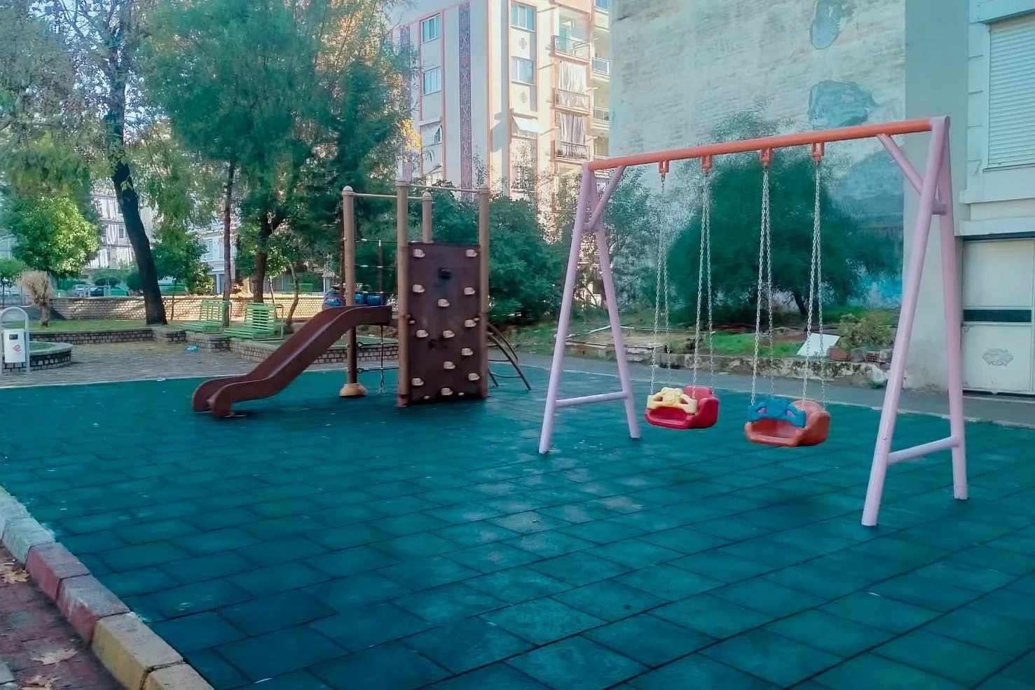 Efeler'de miniklerin oyun keyfi yenilenen parklarla ikiye katlanıyor