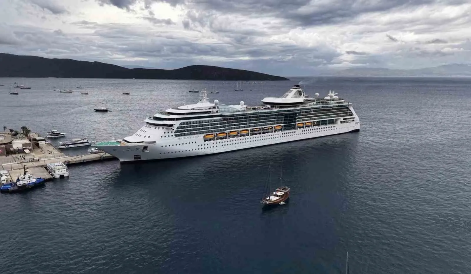 Bodrum'da kruvaziyer bereketi: Binlerce turist limana demir attı