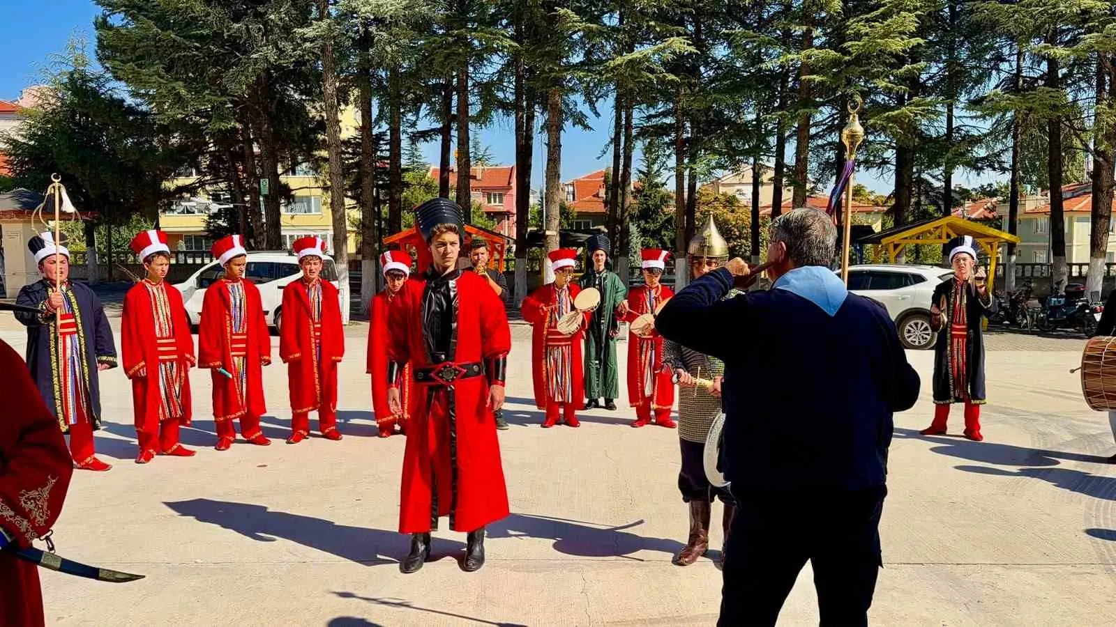 Bolvadinli gençler tarihin sesini yeniden yükseltiyor: 30 kişilik dev mehter takımı kuruldu