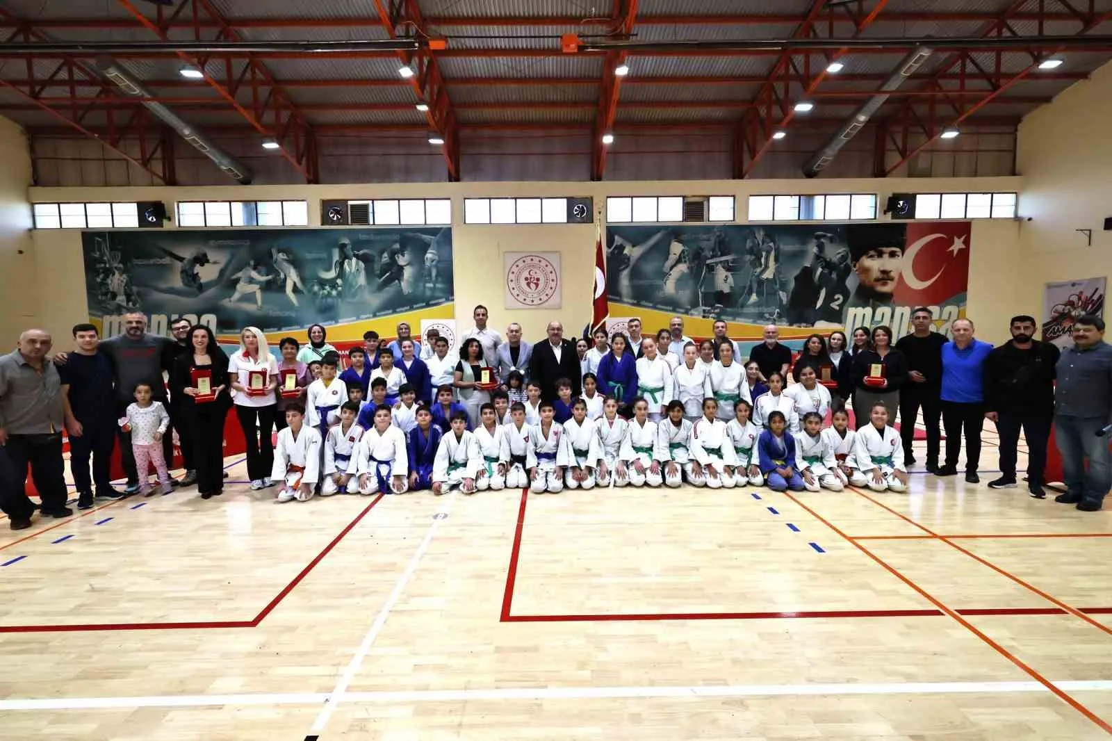 Manisa'da sporun gizli kahramanlarına vefa gecesi