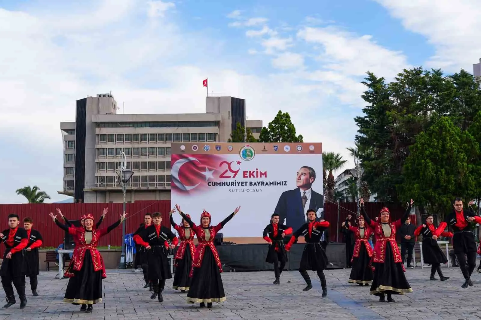İzmir’de Cumhuriyet coşkusu tezgahta ilmek ilmek işleniyor