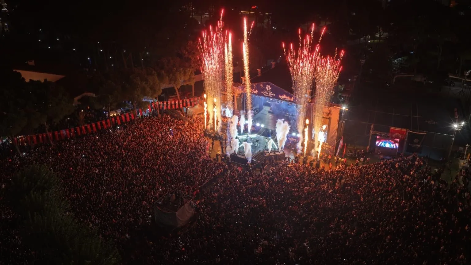 Aydın'da Cumhuriyet coşkusu zirveye taşındı: Tekstil Park'ta dört günlük müzik şöleni başladı