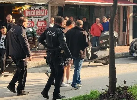 Kuşadası sokaklarında dehşet anları: Bıçaklı genci babası ikna etti