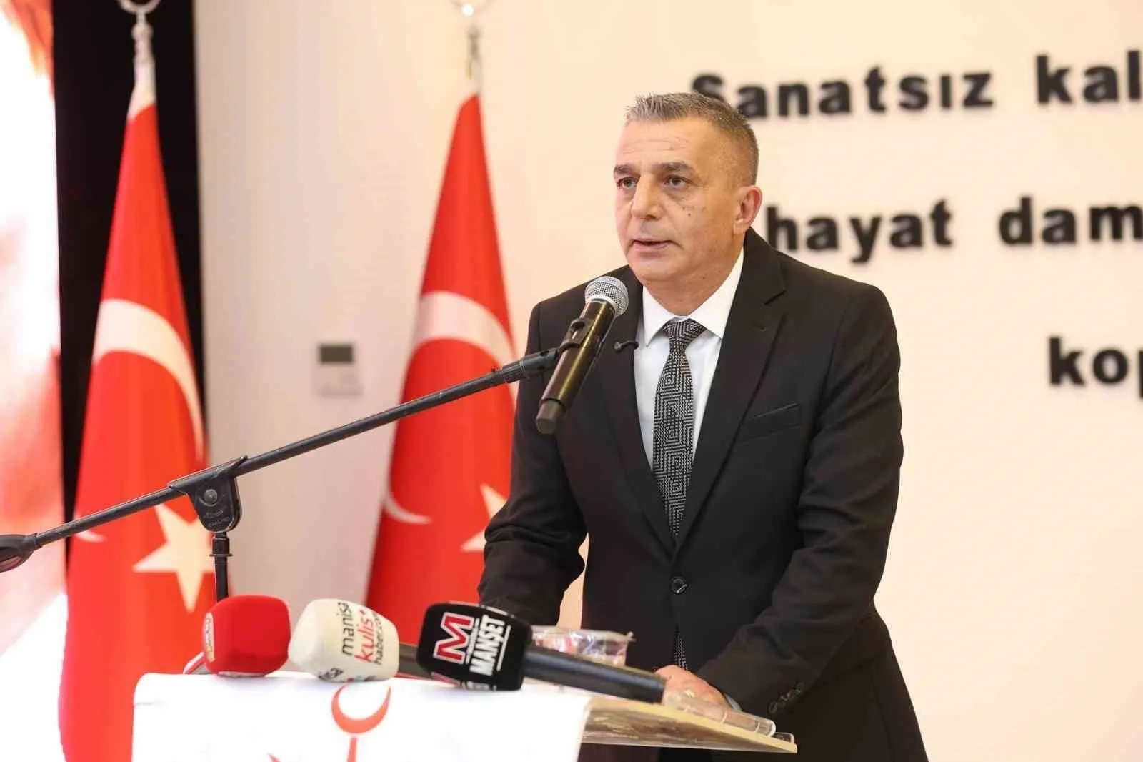 Manisa'da Cumhuriyet gururu: Protokol ve vatandaşlar aynı sahnede buluştu