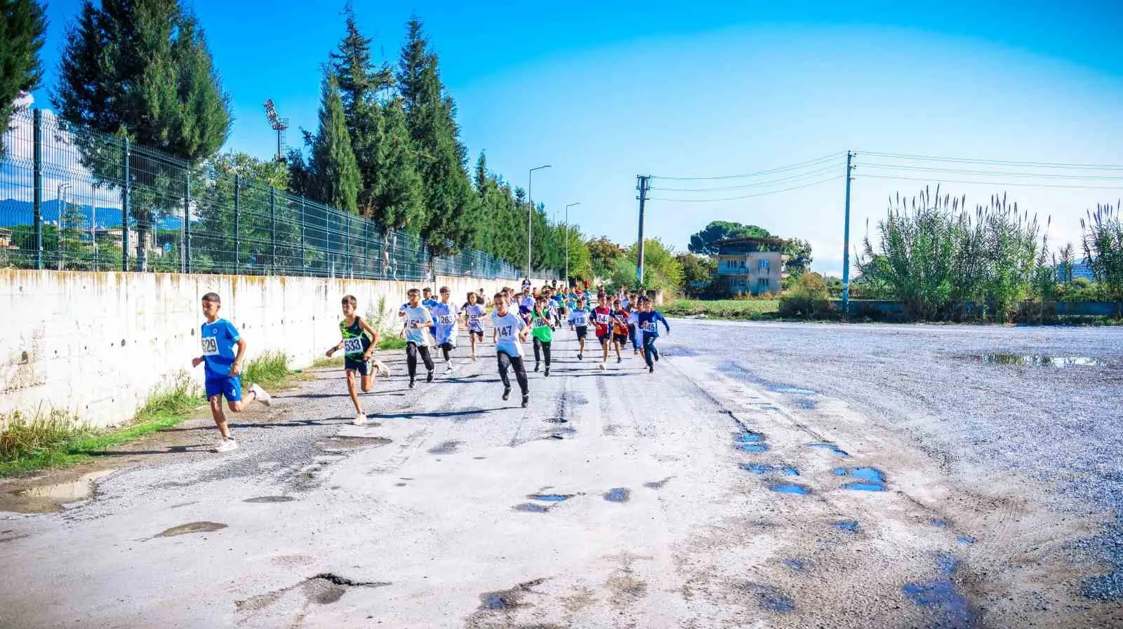 Efeler’de kros rüzgarı esti: 281 genç atlet kürsü için kıyasıya yarıştı