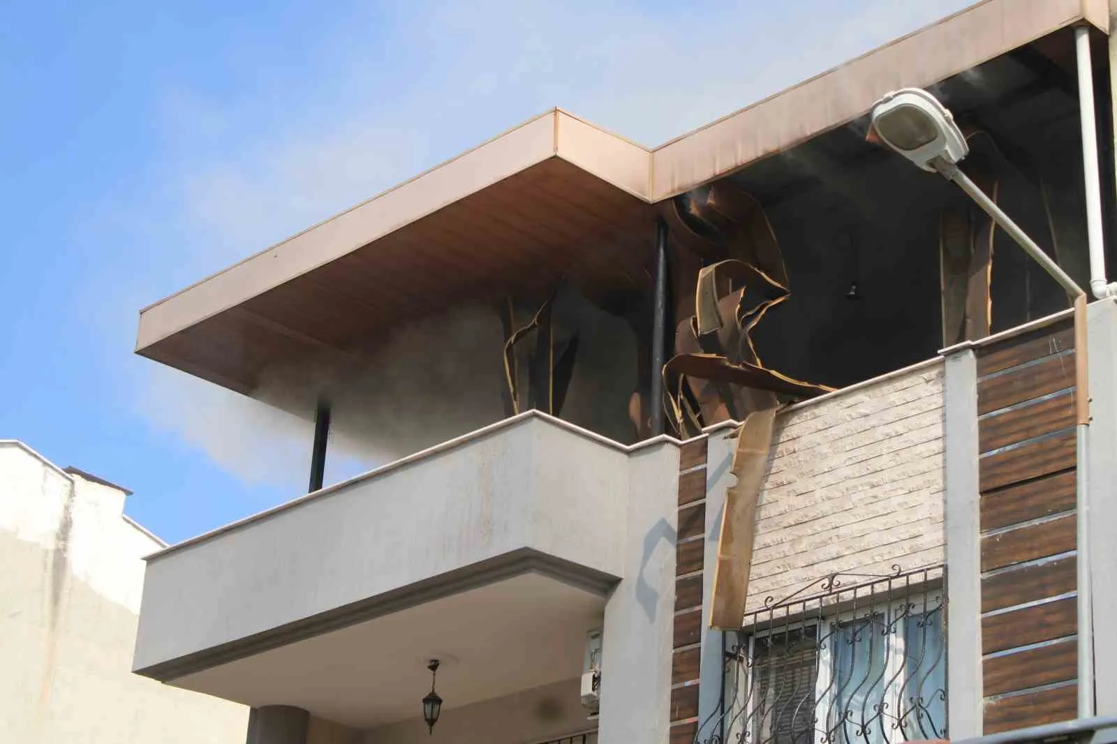 Aydın'da apartman sakinlerini sokağa döken yangın paniği