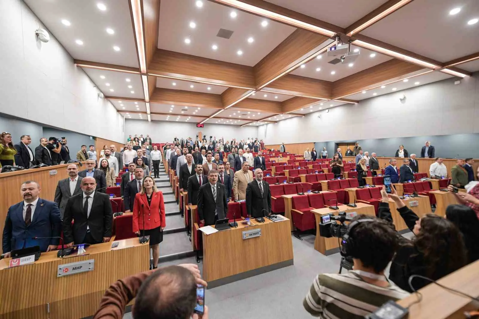 İzmir Büyükşehir Meclisi’nde 90 dakika krizi: AK Parti’den sert tepki