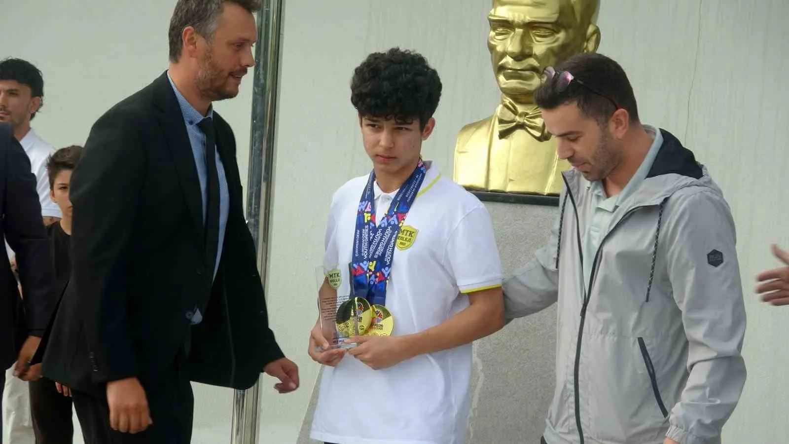Hannover’de dört dörtlük zafer: Milli raket Rüzgar Alp zirveyi kimseye bırakmadı