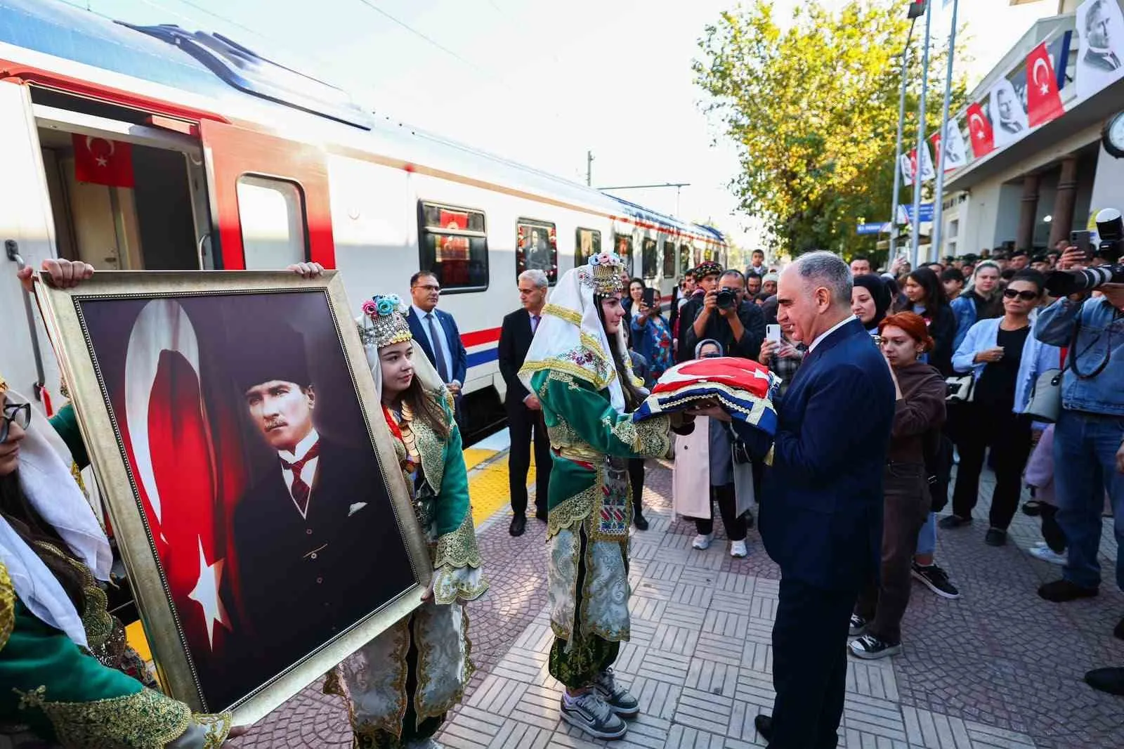 Manisa’da 101 yıllık gurur: Ata’nın izinde Cumhuriyet coşkusu