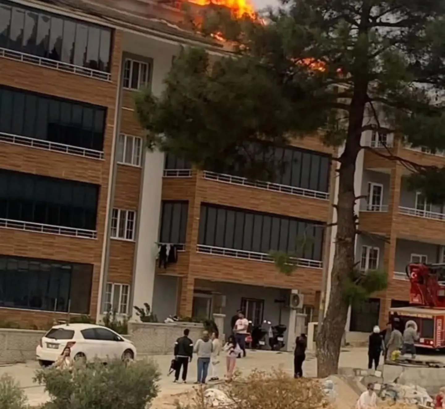 Buldan’da geceyi aydınlatan alevler: Apartman sakinleri sokağa döküldü