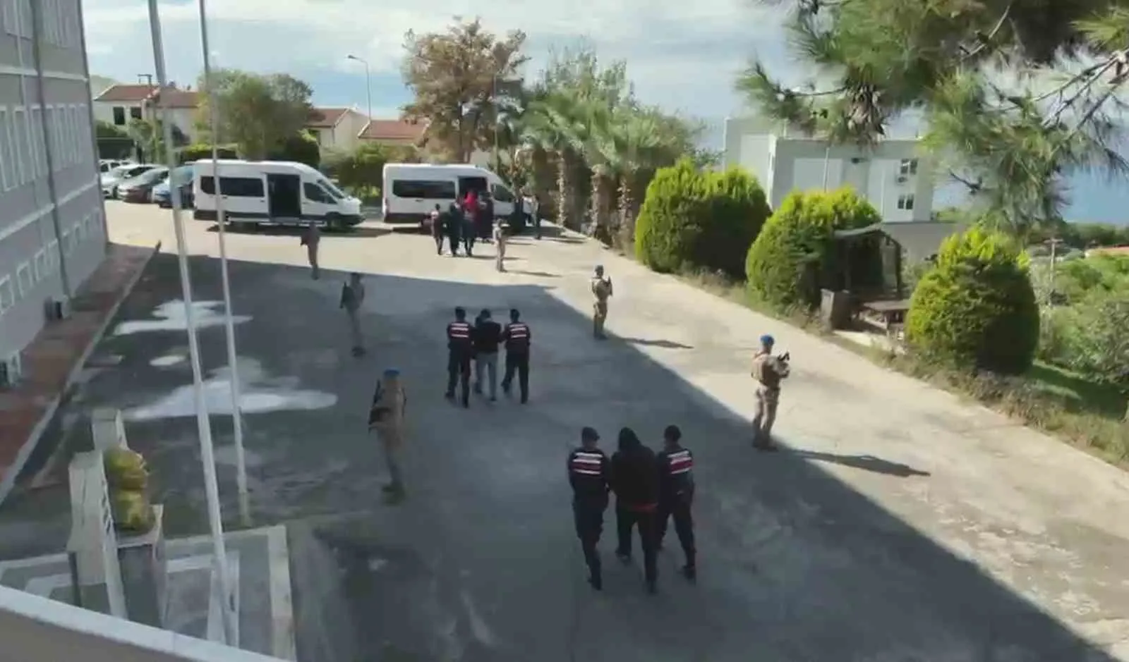 Kuşadası’nda şafak operasyonu: Zehir tacirlerine büyük darbe