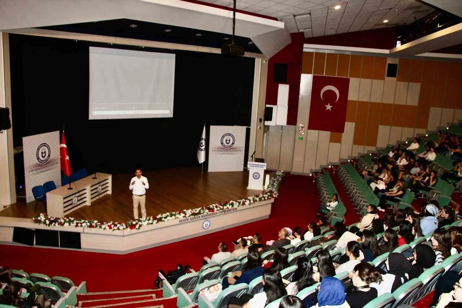 ADÜ’de kampüs hayatına ilk adım: Yeni öğrencilere rehberlik dönemi başladı