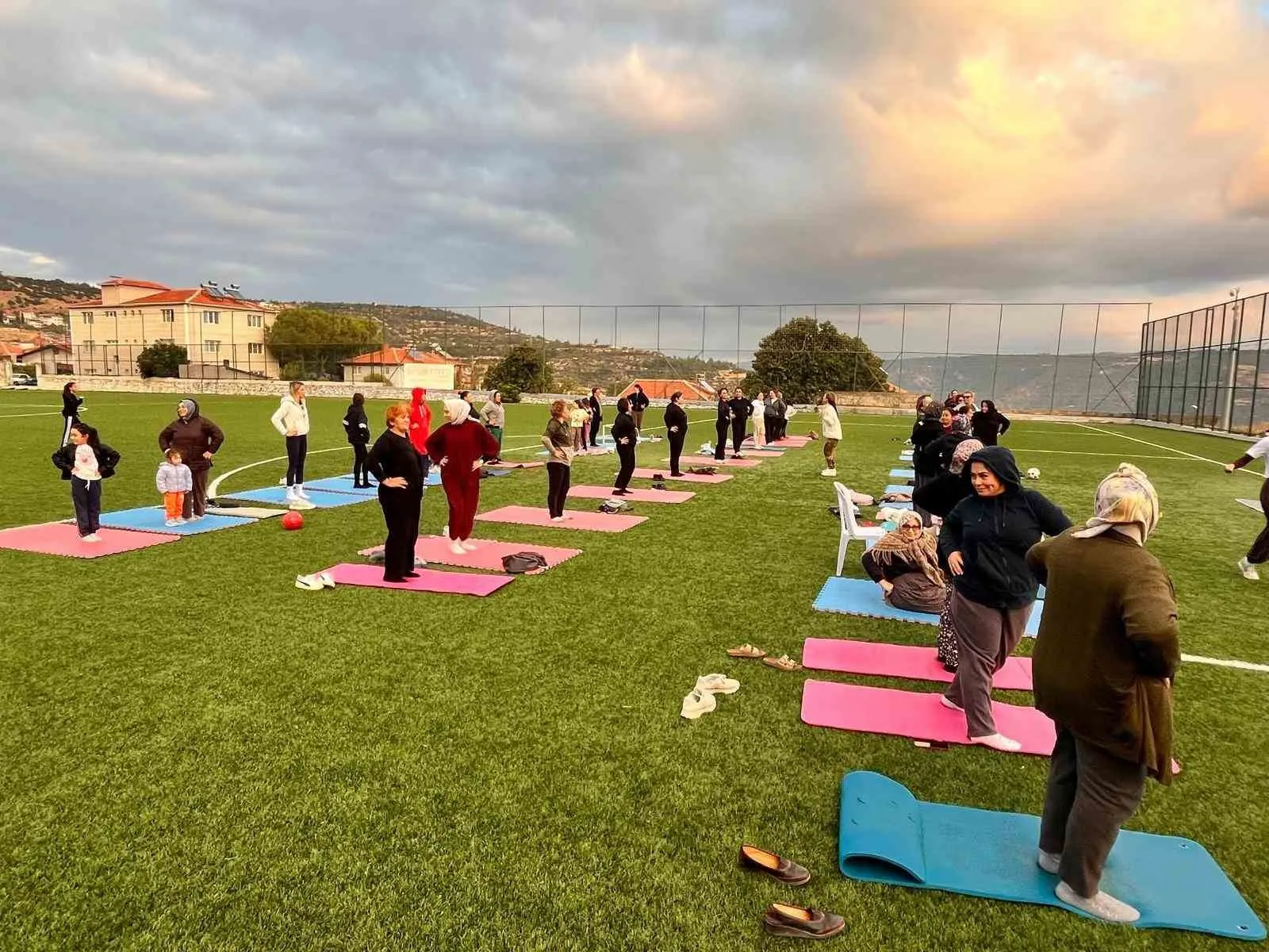 Güney'de spor rüzgarı: Kadınlar matlarını alıp sahaya indi