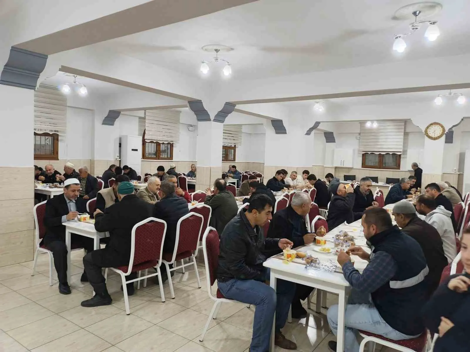 Efeler'de manevi buluşma: Sabahın ilk ışıklarıyla aynı safta buluştular