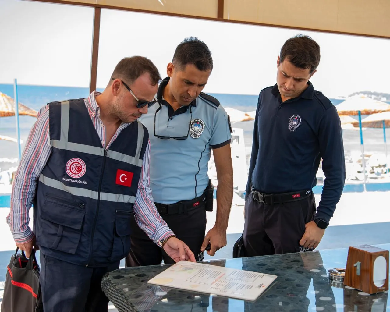 Kuşadası’nda tüketiciyi koruma mesaisi: Fiyat etiketlerine yakın takip