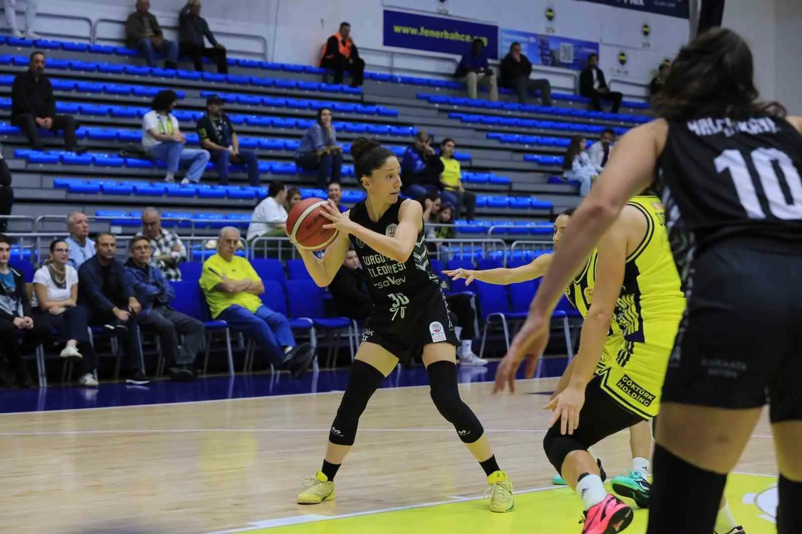 Turgutlu temsilcilerinden hafta sonu mesaisi: Voleybolda zafer, basketbolda hüzün