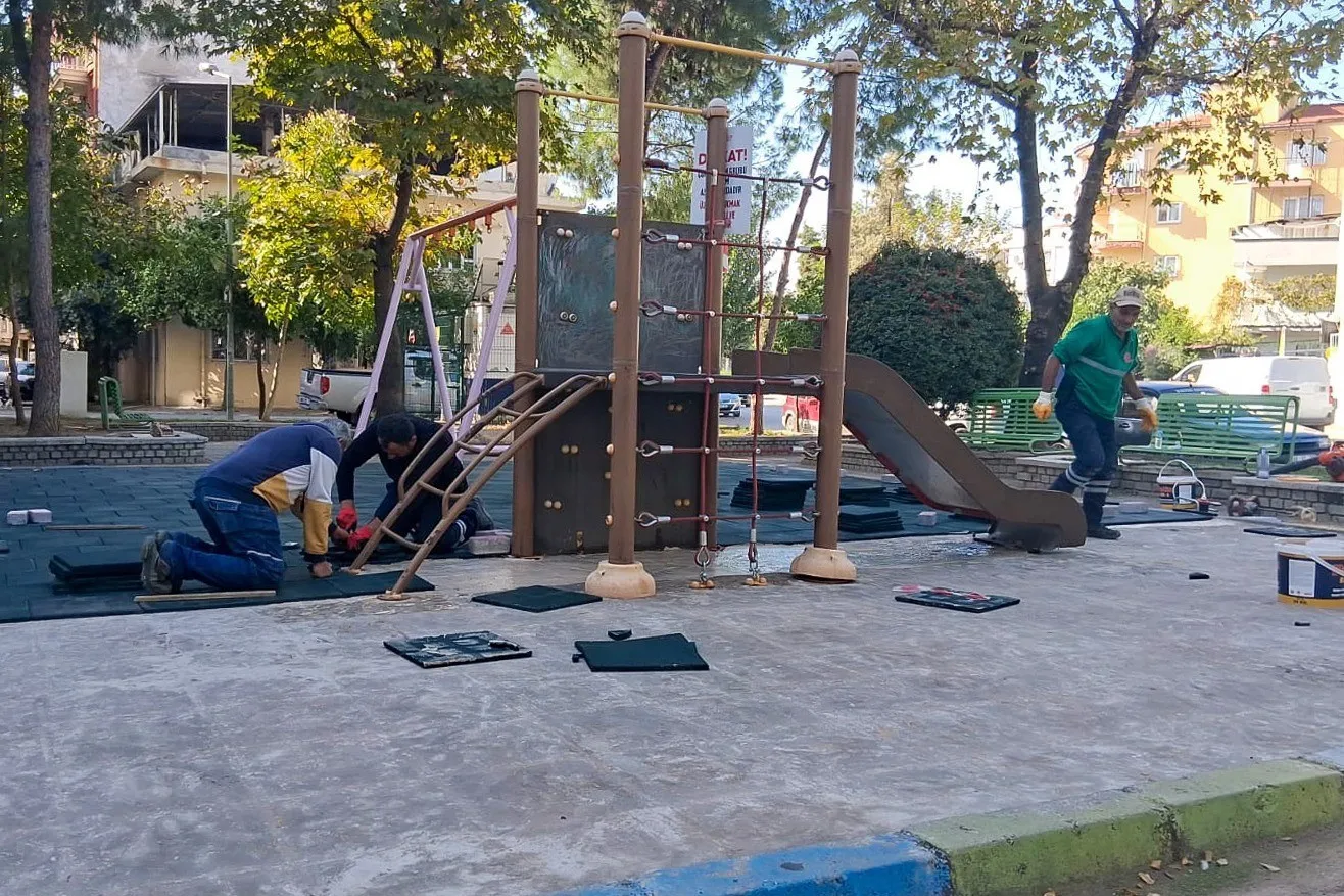Efeler'de miniklerin oyun keyfi yenilenen parklarla ikiye katlanıyor
