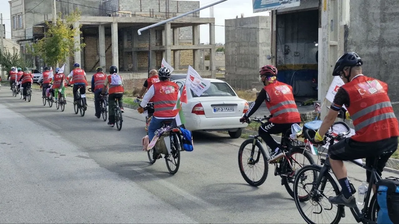 Bergamalı Emine’den barış için 3 bin kilometrelik bisiklet yolculuğu