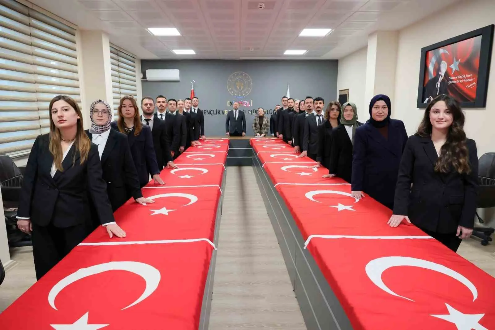 Denizli'de 43 kamu çalışanı için tarihi gün: Bayrak üzerine yemin ederek kadroya geçtiler