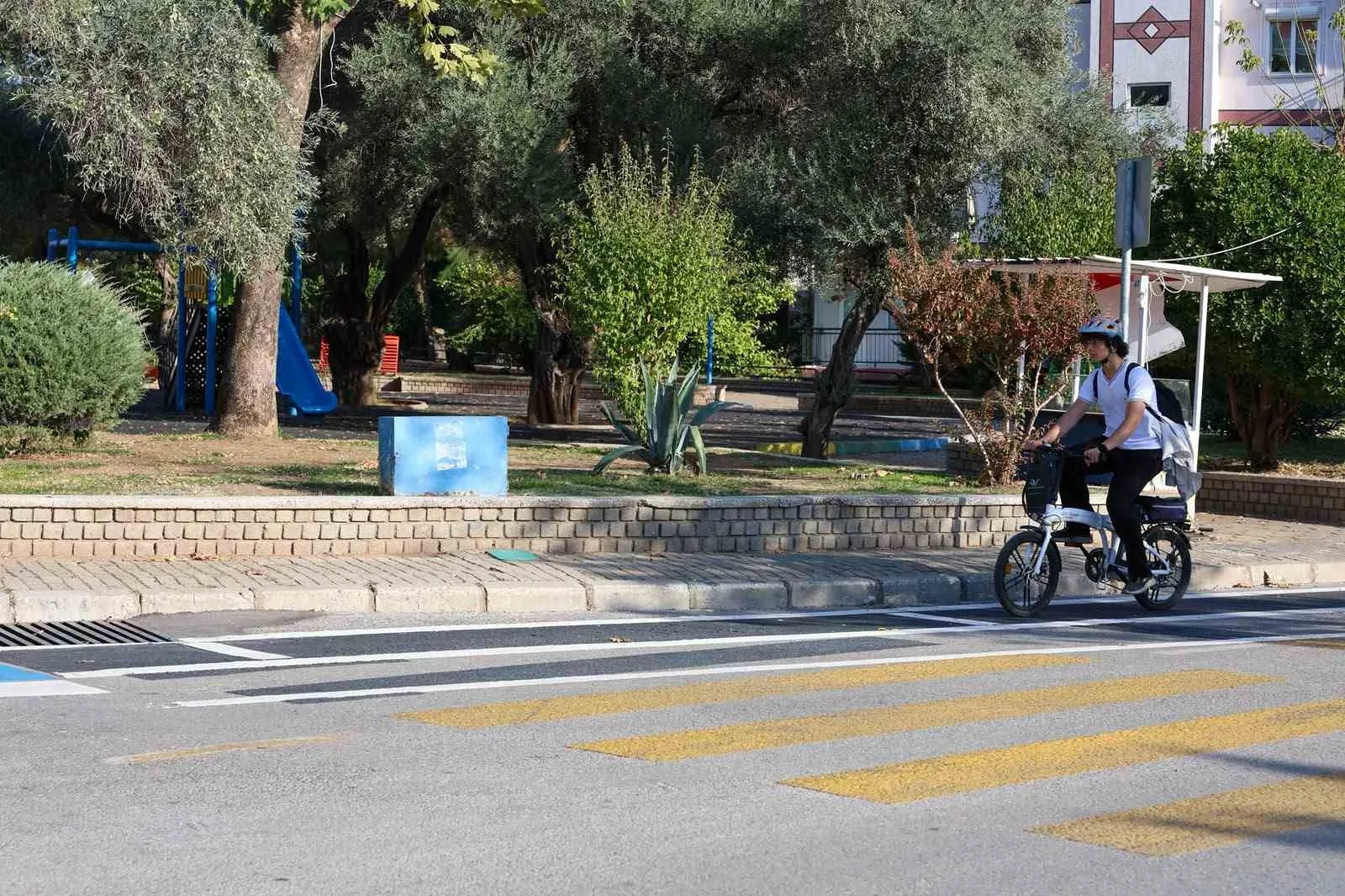 Efeler’de pedallar özgürlüğe çevrildi: Yeni bisiklet yolları tam not aldı