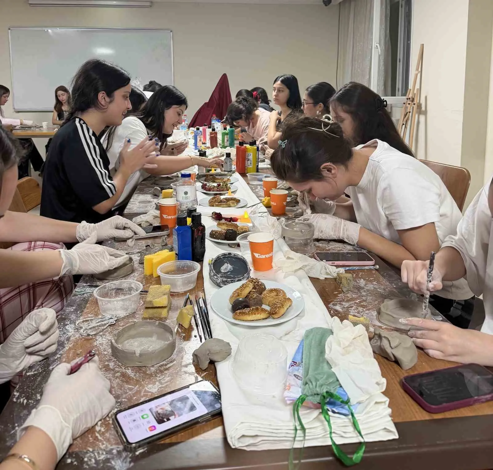 Sarıgöl’de üniversiteli gençler sanatla yoğruluyor: Çamurdan sanata uzanan yolculuk