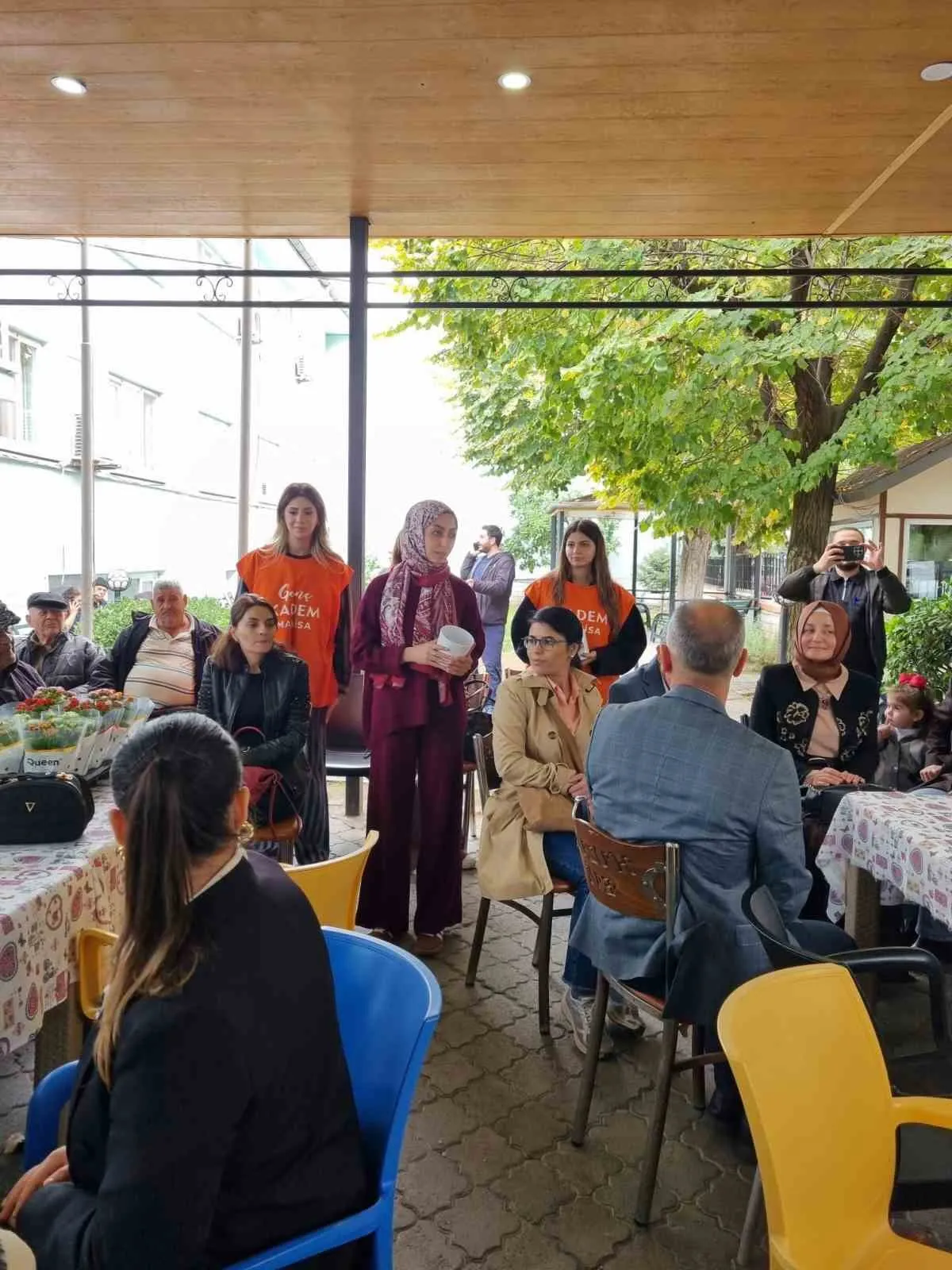 Toprakta filizlenen dostluk: Gençler ve huzurevi sakinleri aynı saksıda buluştu