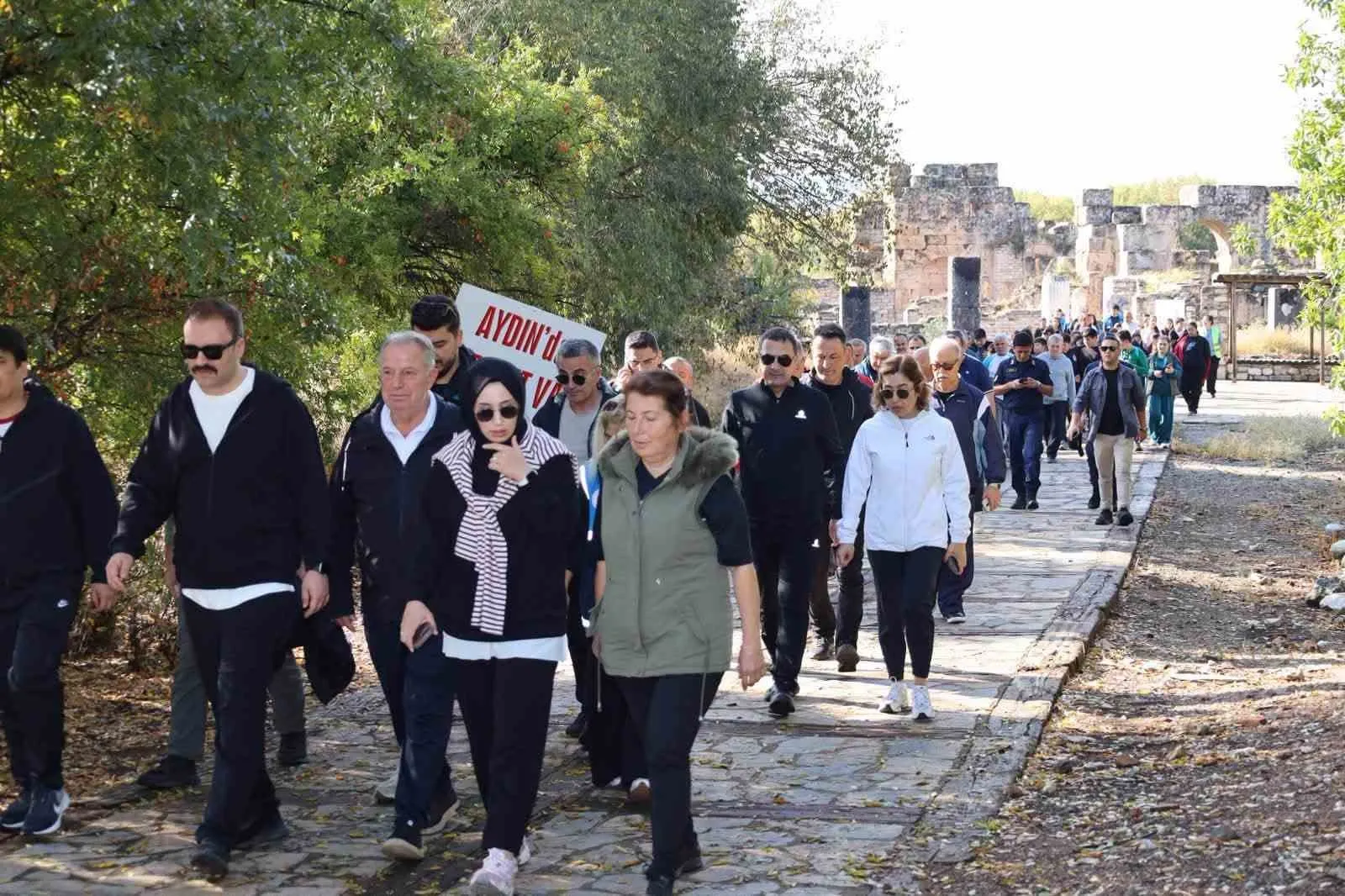 Tarihin izinde sağlıklı yaşam yürüyüşü: Afrodisias’ta adımlar sağlık için atıldı