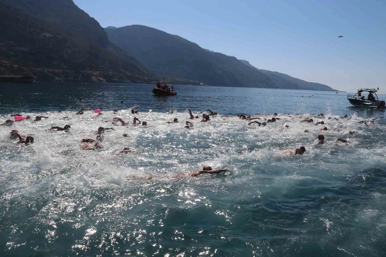 Ölüdeniz’in turkuaz sularında dev buluşma: 1600 sporcu kulaç attı