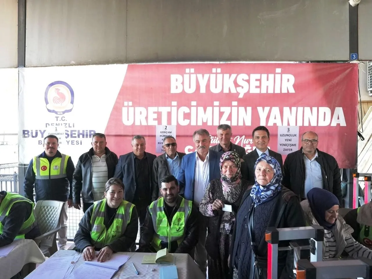 Denizli'de çiftçinin yüzü gülüyor: 170 tonluk dev destek sahaya indi