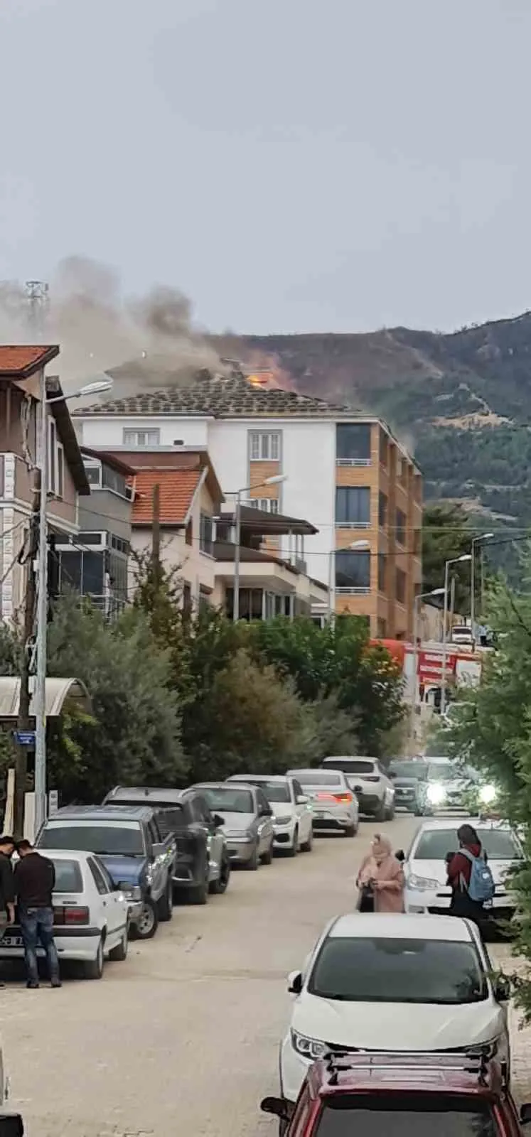 Buldan’da geceyi aydınlatan alevler: Apartman sakinleri sokağa döküldü