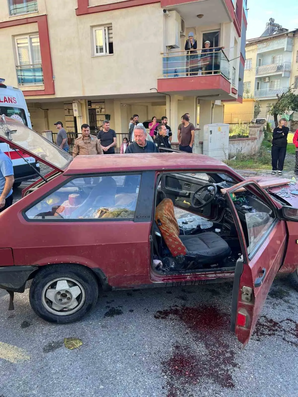 Aydın'da korkutan kaza: Direksiyon hakimiyetini kaybeden sürücü direğe çarptı