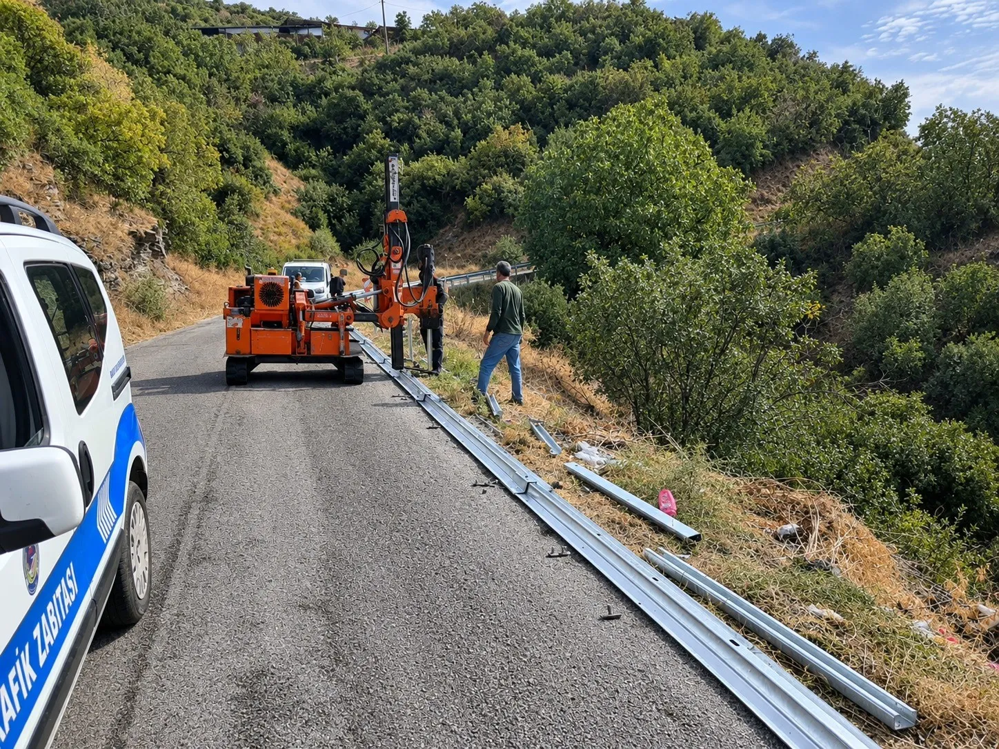 Manisa yollarında kaza riskine karşı dev önlem: 33 bin metre bariyer döşeniyor