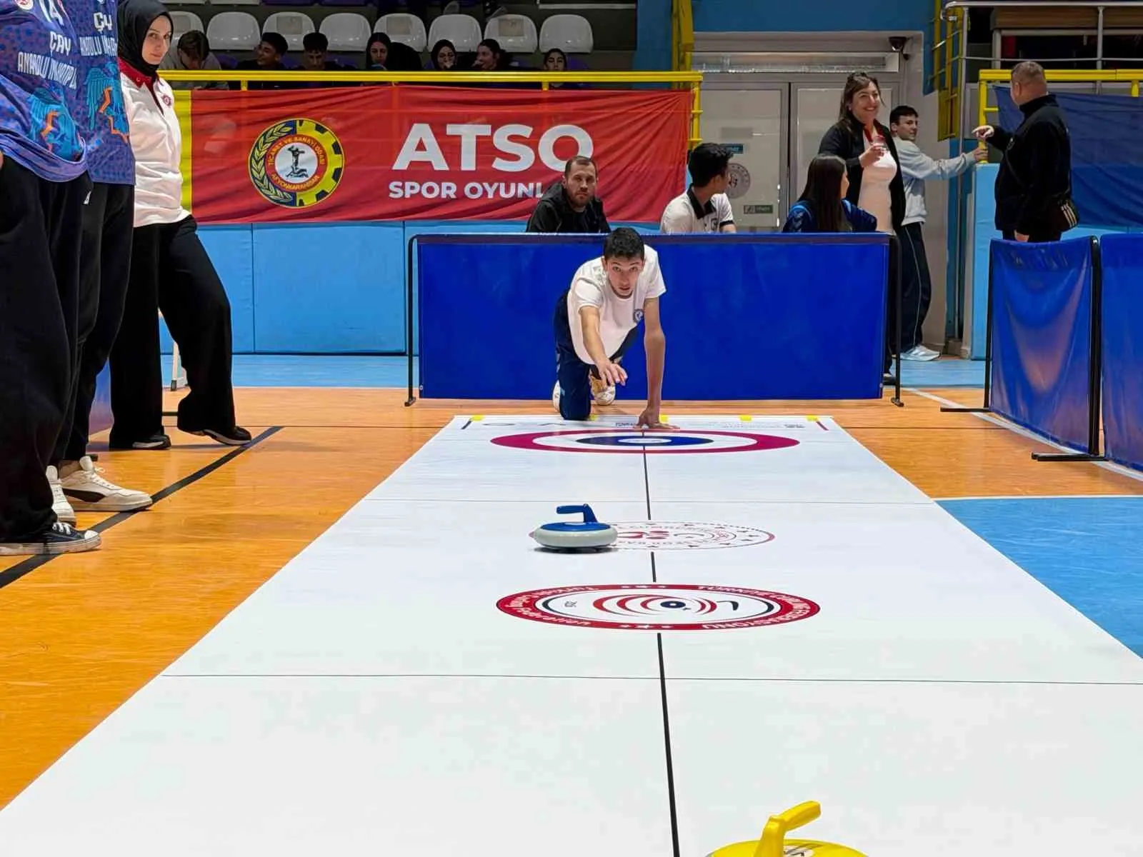 Afyonkarahisar'da curling heyecanı zirvede: Şimşek rüzgarı esti