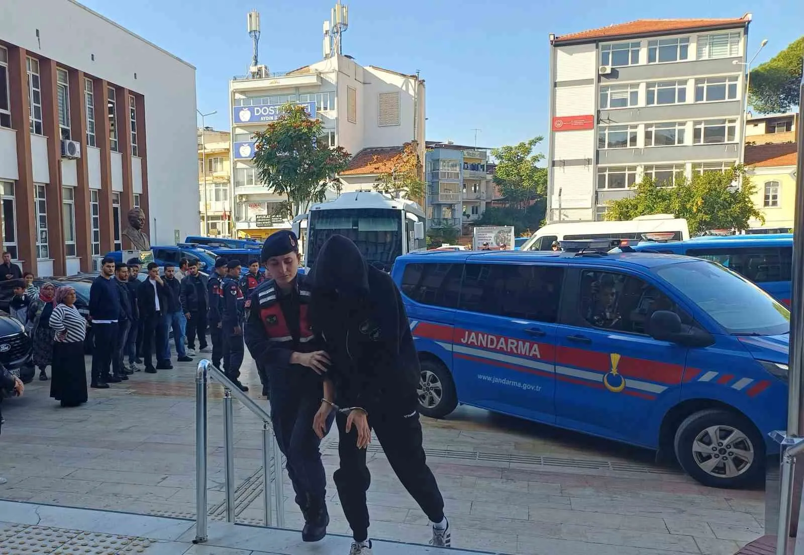 Aydın'da şafak operasyonu: 98 kişi için adliye yolu göründü