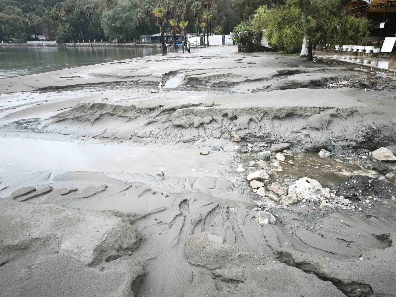 Muğla’da doğa felaketi: Sakin Kent’in gözde sahili kumlarını kaybetti