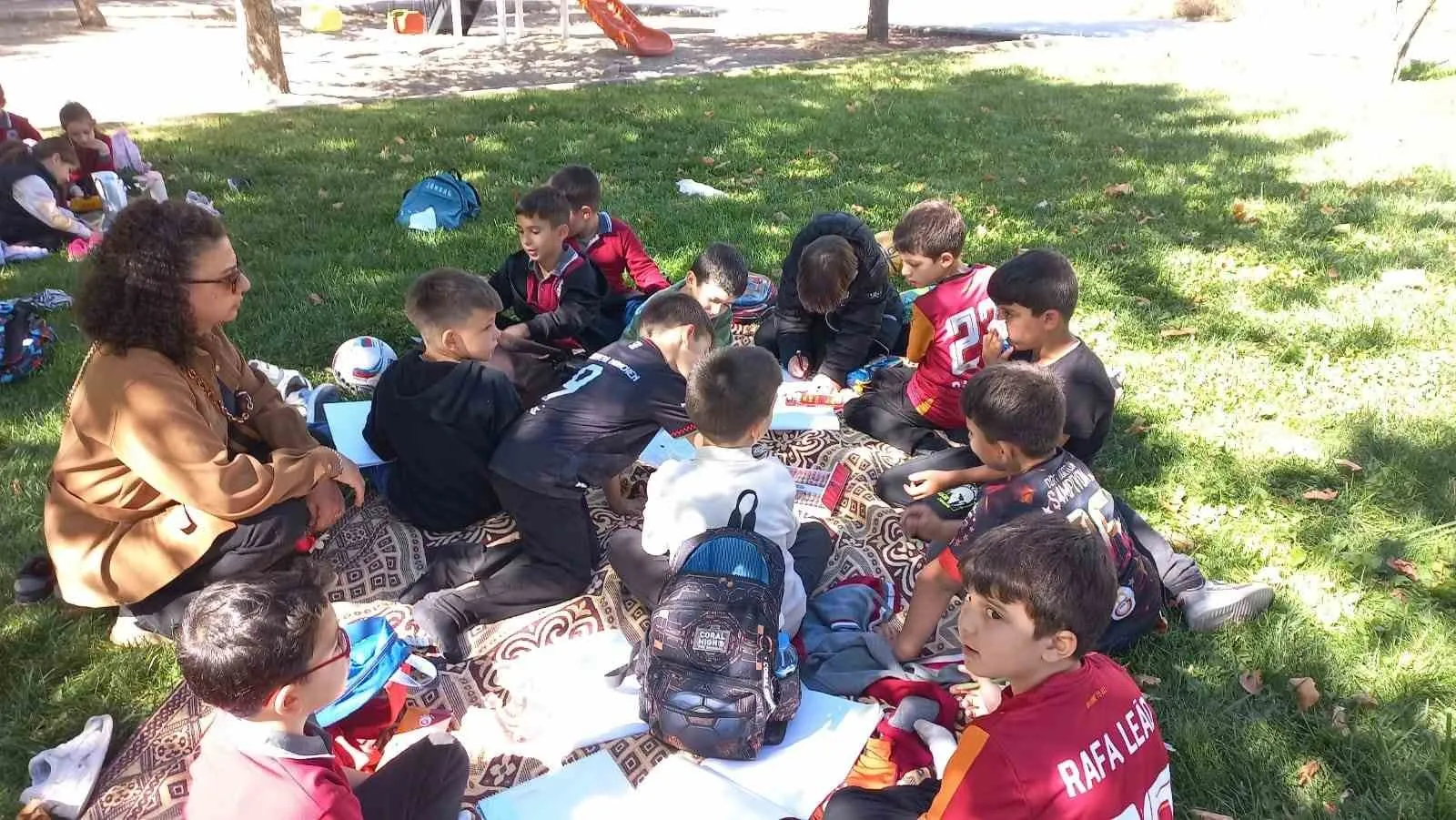 Denizli’de okul sıralarında neşeli dönüşüm: Minikler hem beslendi hem eğlendi